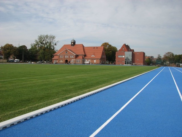 Na początku października 2015 firma Moris Polska wykonała nowe bieżnie na stadionie lekkoatletycznym przy ulicy Langowicza w Międzychodzie. W skład projektu weszły: 4-torowa 400-metrowa bieżnia lekkoatletyczna, 6-torowa 100-metrowa bieżnia prosta, bieżnia do skoku w dal oraz bieżnia przystosowana do trójskoku. Zapewniono także profesjonalne sportowe wyposażenie stadionu.