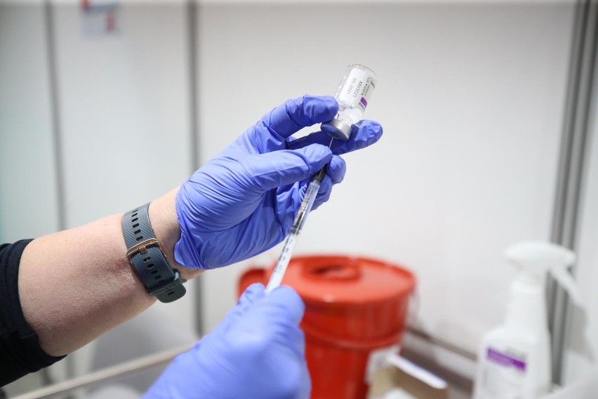Minister zdrowia Adam Niedzielski: Nie wykluczamy szczepień...