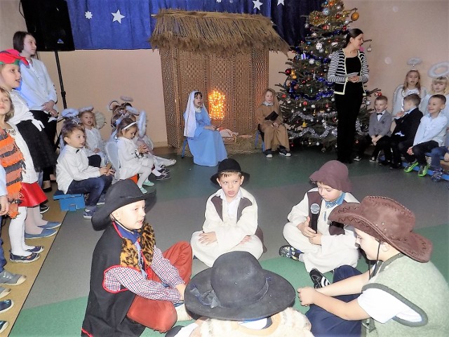 Dzieci ze szkoły w Sokolnikach Mokrych, w gminie Wieniawa, w ramach projektu łączenia pokoleń i poszanowania tradycji, zaprezentowały seniorom jasełka bożonarodzeniowe.