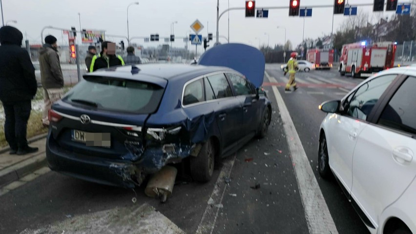 W miejscu wypadku, na jezdni w kierunku estakady Klecińskiej...