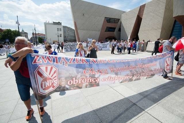 Pikieta ZNP podczas wizyty Anny Zalewskiej Minister Edukacji Narodowejpikieta