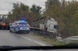 Wypadek w Trześni. Ciężarówka spadła z drogi (ZDJĘCIA)