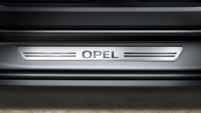Opel Corsa Edition 150 - Nakładki na progi Fot: Opel