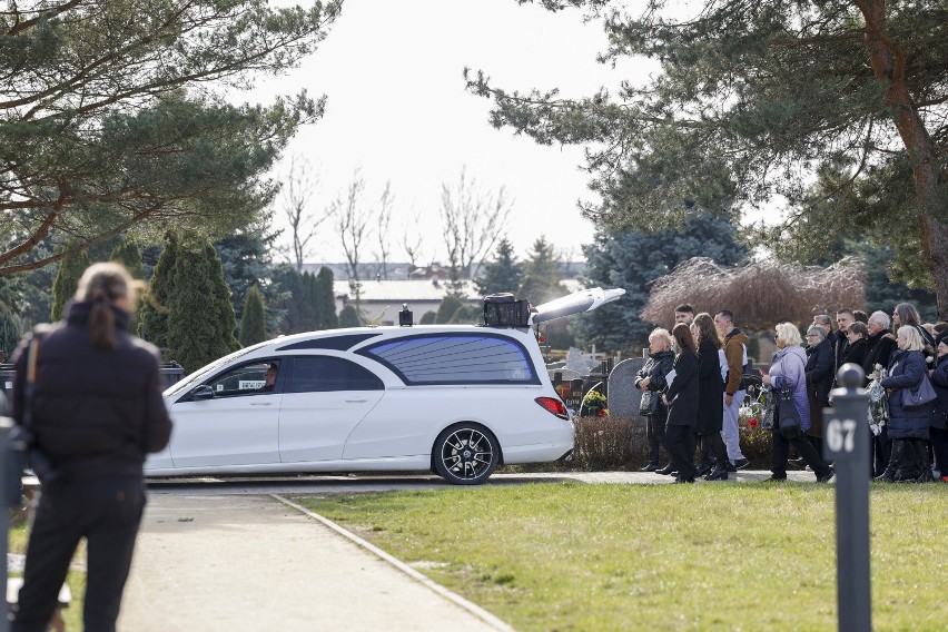 Tak wyglądał pogrzeb Tomasza Komendy. Na wrocławskim cmentarzu zjawiły się tłumy