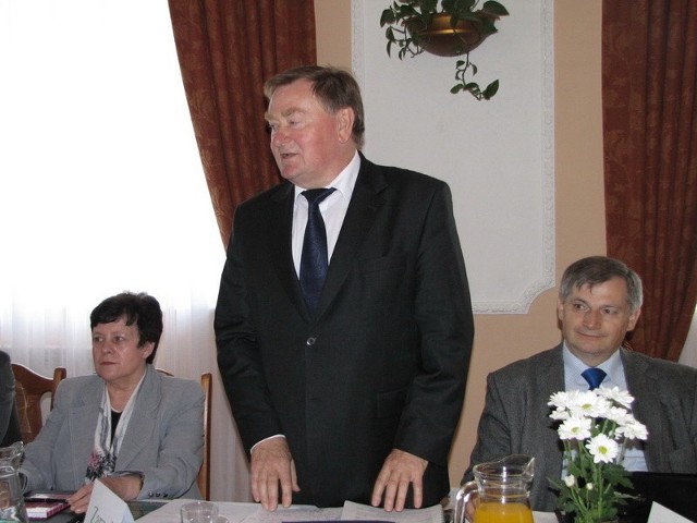 Prezes Zbigniew Krutczenko (w środku) z dumą prezentował wyniki uzyskane w 2009 roku.