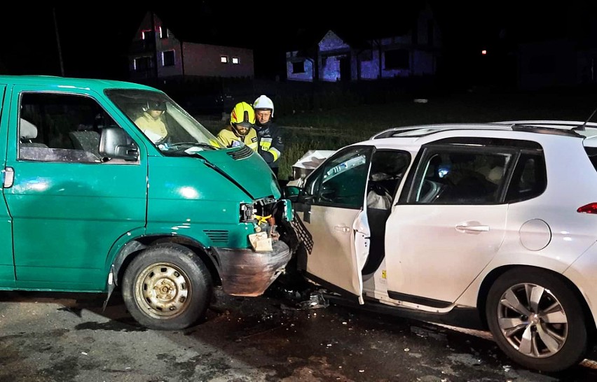 Groźny wypadek obok Browaru Grybów w nocy zablokował DK 28. Pomagali strażacy i medycy