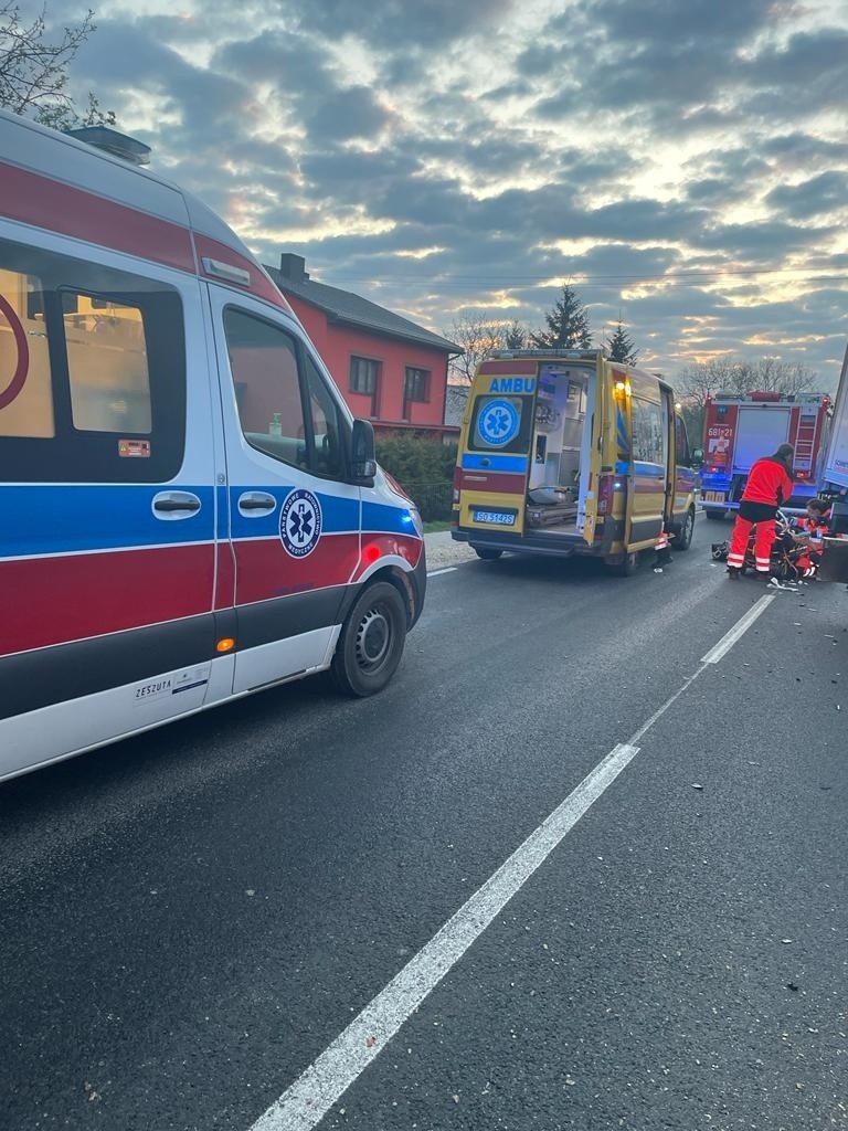 Zderzenie ciężarówki z osobówką na drodze krajowej nr 78 w Moskorzewie. Jedna  osoba nie żyje