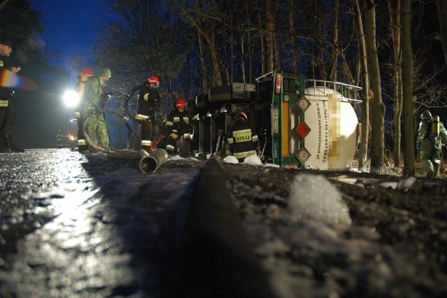 Opolscy ochotnicy biorą udział w gaszeniu pożarów, ratują ofiary wypadków i pomagają w razie klęsk żywiołowych. Na zdjęciu pomagają usuwać skutki wypadku cysterny w Sławięcicach.