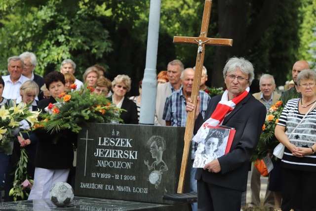 W poniedziałek pożegnaliśmy Henrykę Jezierską, żonę Leszka Jezierskiego. To postać, której starszym kibicom ŁKS i Widzewa przedstawiać nie trzeba. CZYTAJ DALEJ NA NASTĘPNYM SLAJDZIE