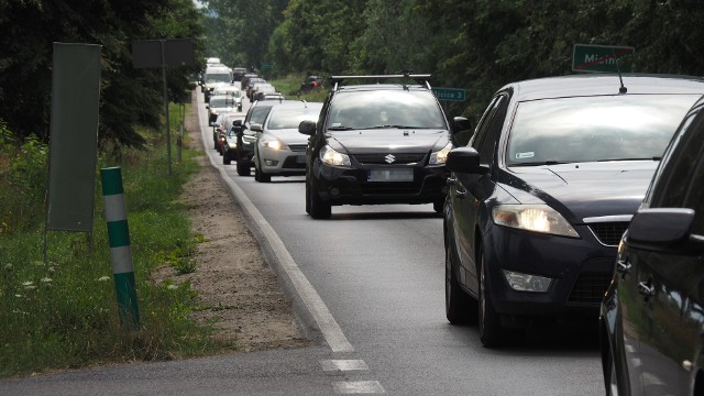 W słoneczny weekend nie ma żadnych wątpliwości, że sznur samochodów nad morze będzie miał kilka kilometrów długości. Chodzi przede wszystkim o Kołobrzeg i Mielno