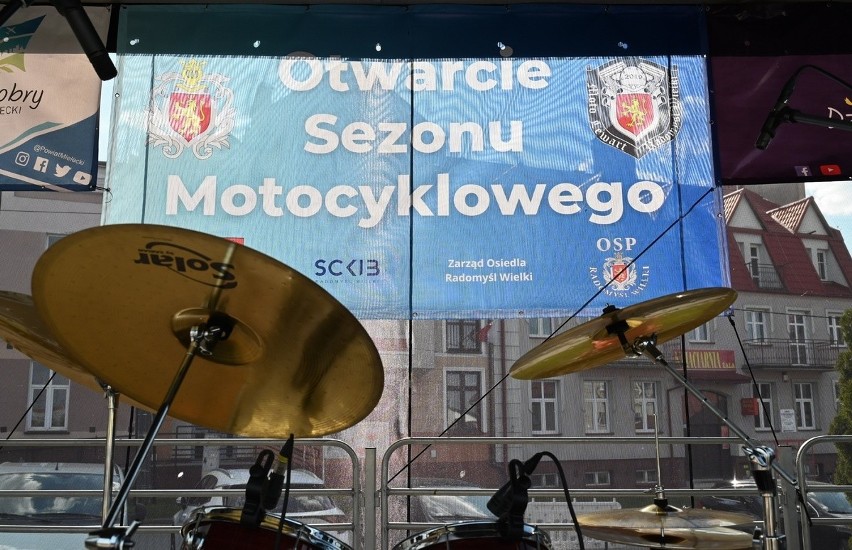 Otwarcie sezonu motocyklowego w Radomyślu Wielkim. Mieleccy policjanci promowali zasady bezpieczeństwa