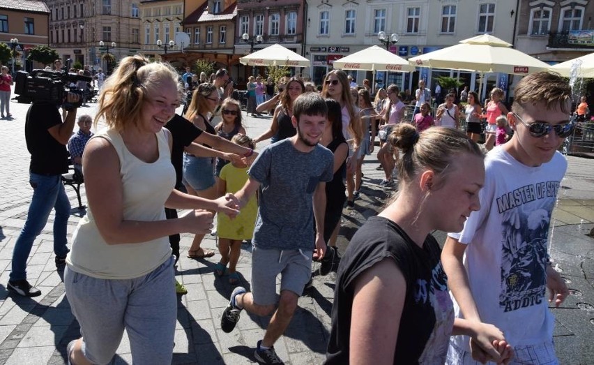 Inowrocławska młodzież żegnała na Rynku letnie wakacje. Z...