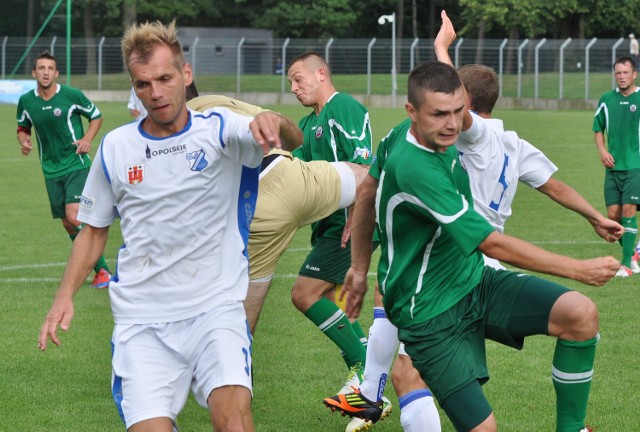 Paweł Gierak (biała koszulka) w tym sezonie grał mało, ale od dwóch meczów ma miejsce na środku defensywy MKS-u.