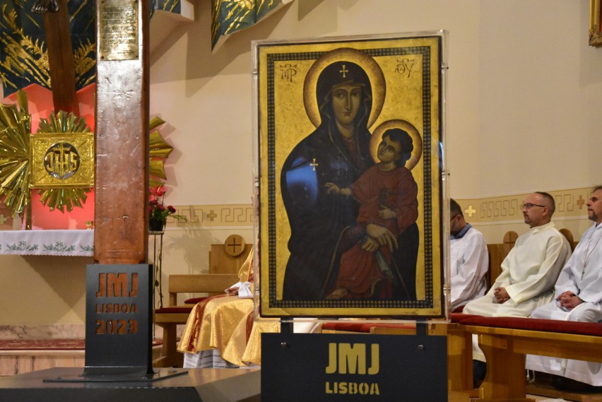 Symbole Światowych Dni Młodzieży - Krzyż i ikona Matki Bożej Salus Populi Romani są już w Kielcach [ZDJĘCIA]