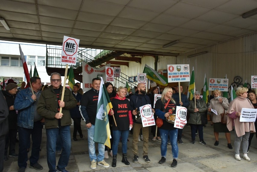 Mieszkańcy gminy Chełm protestowali przeciwko włączeniu kilku sołectw do miasta. Zobacz zdjęcia