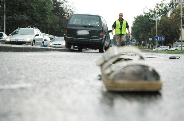 Na drodze było ślisko, padał deszcz, ale  - jak ocenili policjanci -  kierowca jechał z prędkością około 70 kilometrów na godzinę.