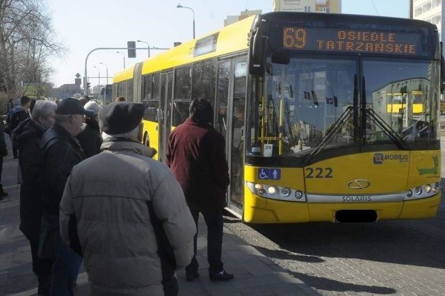 Trzech pasażerów pobiło kontrolerów biletów w jednym z miejskich autobusów