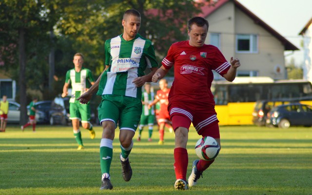 Sokół Nisko (czerwone stroje) pokonał Wisłok Strzyżów