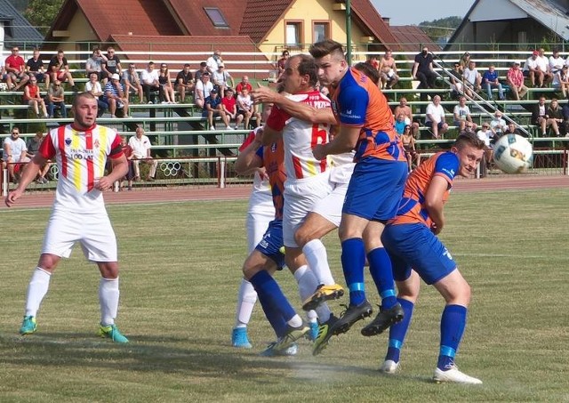 MKS Kańczuga (pomarańczowo-niebieskie stroje) pokonał MKS Radymno.