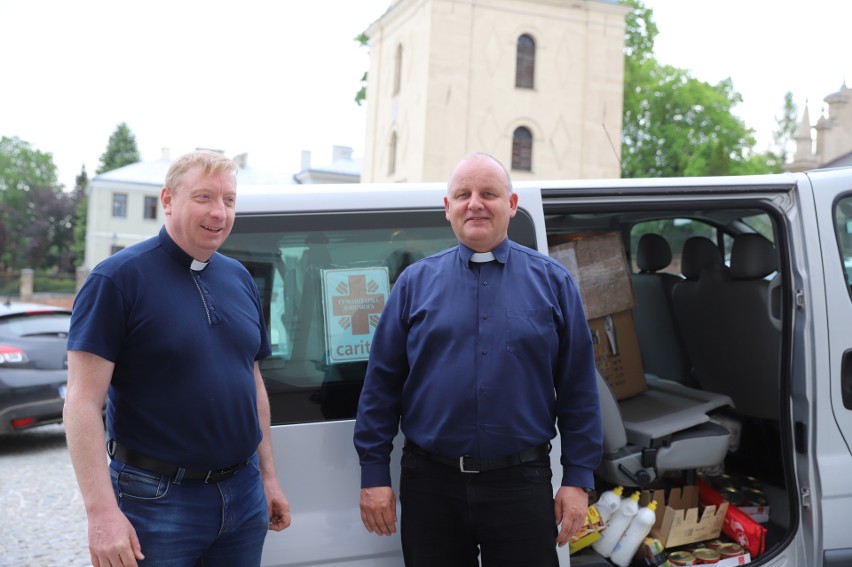 Ojciec Andrzej Rak odebrał w Kielcach dary dla walczącej Ukrainy od Caritas Diecezji Kieleckiej i sztabu działającego przy Echu Dnia