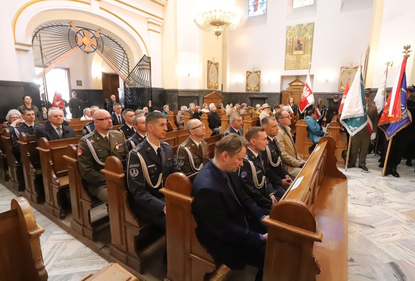 Obchody Dnia Pamięci Ofiar Zbrodni Katyńskiej w Radomiu. Uroczysta msza święta w Kościele Garnizonowym. Zobacz zdjęcia