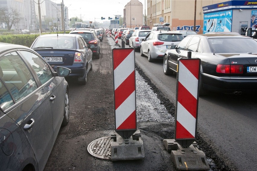 Ogromne korki na Lotniczej i Legnickiej w stronę centrum. Przez szybki remont (ZDJĘCIA)