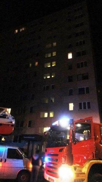 Nowy Sącz. Nocą strażak dostrzegł pożar w wieżowcu – wezwał kolegów [ZDJĘCIA]