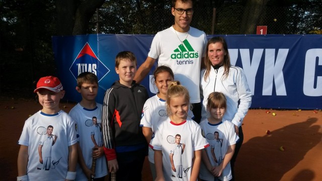 Tenisista Jerzy Janowicz wraz z tenisową młodzieżą z Radomia i ich trenerką Katarzyną Chmielewską.