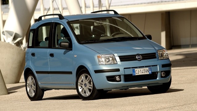 Fiat Panda II Chociaż proste w konstrukcji, zawieszenie Pandy kiepsko znosi jazdę po polskich drogach. Przedwcześnie zużywają się amortyzatory, luzy pojawiają się też na wahaczach. Ich sworznie nie są wymienne. Trwałością nie grzeszą też sprężyny i łączniki stabilizatora. Cieszą niskie ceny elementów zawieszenia, martwi to, że trzeba je wymieniać czasami co 20-30 tys. km przebiegu.Fot. Fiat