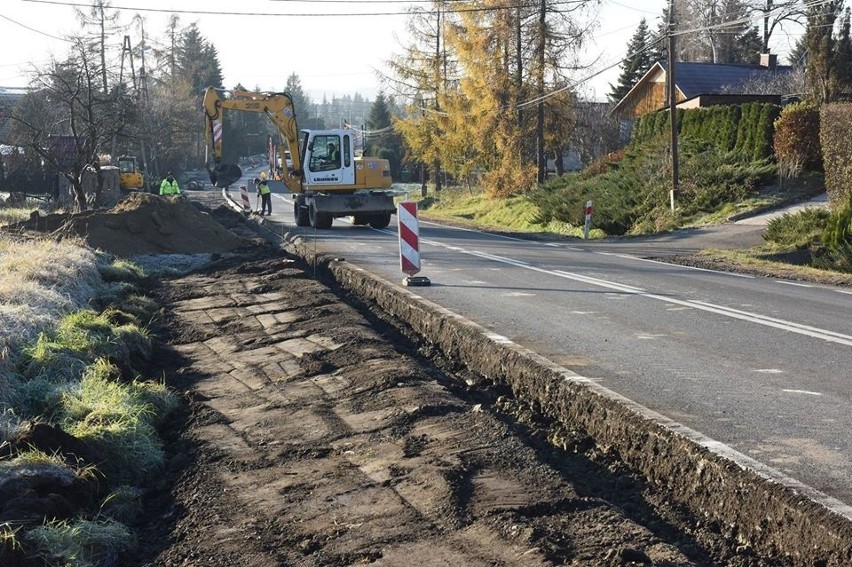 Pawlikowice. Chodnik przy DW 964 ma być gotowy na przełomie roku