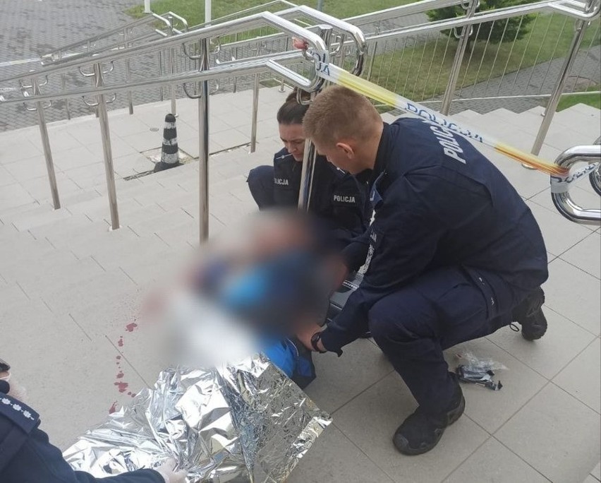 Mieszkaniec Ostrołęki dostał ataku padaczki przed wejściem do komendy. Pomogli policjanci z Płocka. 12.09.2022