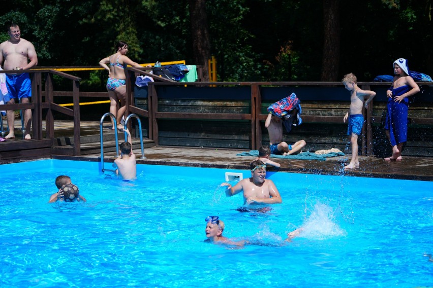 Tak spędzano czas w środę na basenie letnim na Bydgoskim...