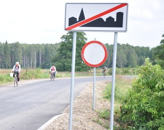 Mimo zakazów z drogi korzystają już rowerzyści. Nie powinni tego robić, bo to jeszcze jest teren budowy.