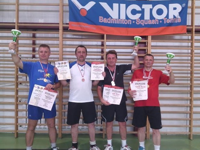 Nowodębscy weterani po ostatnim turnieju w Mielcu, stoją od lewej: Mieczysław Sitko, Jacek Tomasiewicz, Adam Bunio i Tadeusz Szczur.