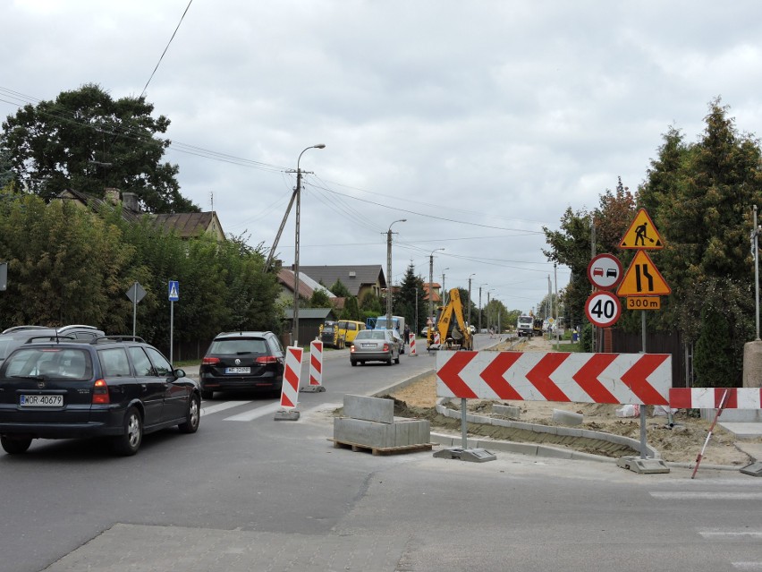 W Ostrowi na ulicy Sikorskiego trwa budowa ścieżki rowerowej