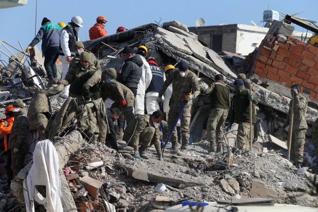 Minęło już ponad 130 godzin od trzęsienia ziemi w Turcji, a spod gruzów wciąż ratowane są żywe osoby. Nagrania są wstrząsające.