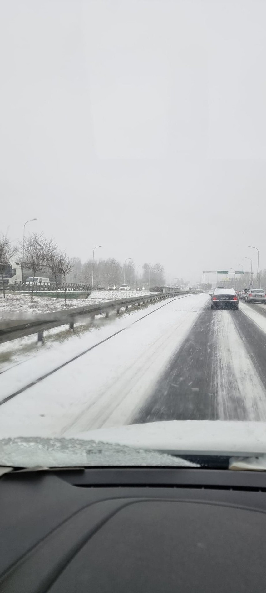 Atak zimy w Białymstoku i województwie podlaskim. Trudne warunki na drogach. IMGW ostrzega przed gołoledzią