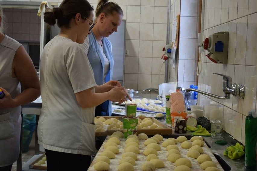 1500 pączków na tłusty czwartek w Domu Pomocy Społecznej w Zochcinku. Zobacz jak wygląda ich przygotowanie od kuchni