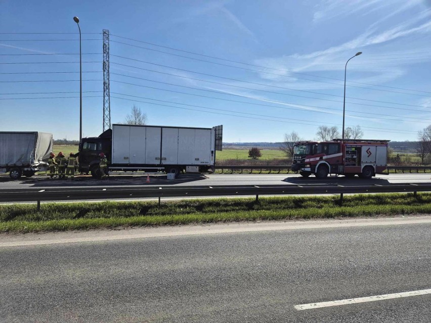 Wypadek na S7 w Krakowie. Kilka pojazdów wpadło na siebie, w tym jeden ciężarowy