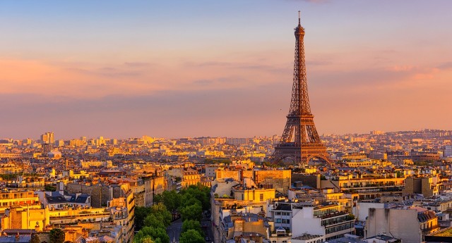 Wieża Eiffla, najbardziej znany obiekt architektoniczny Paryża, uznawany za symbol tego miasta i niekiedy całej Francji.