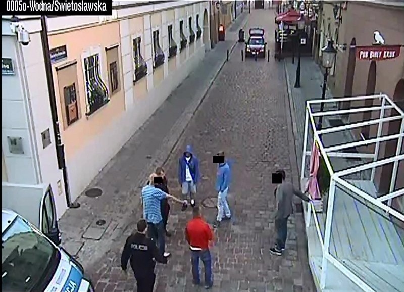 Kradzież zarejestrowały kamery monitoringu miejskiego.