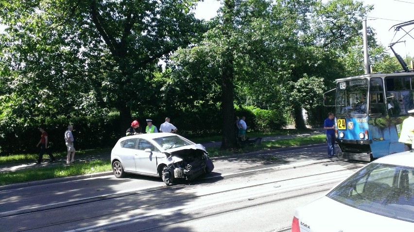 Wrocław: Wypadek na Reymonta. Dwa auta zderzyły się czołowo (ZDJĘCIA)