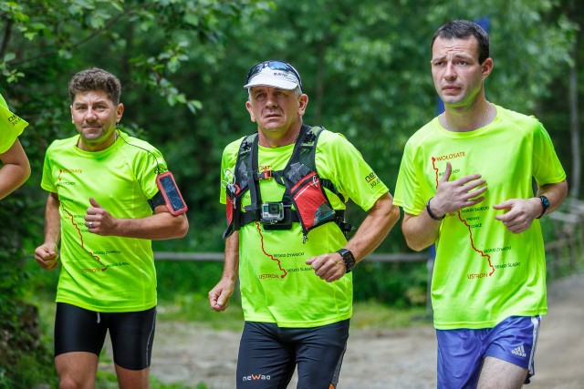 Marian Ryżak (w środku) zaraża pracowników Newagu pasją biegania. Mają  30-osobową drużynę