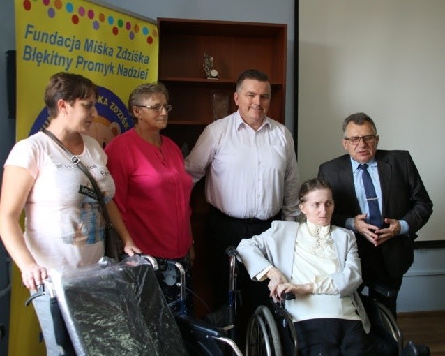 Małgorzata Bartela z miejscowości Podchojny będzie mieć łatwiejsze życie. Wszystko dzięki nowemu wózkowi inwalidzkiemu oraz chodzikowi
