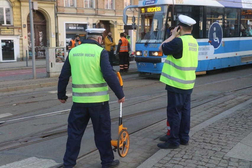 Oględziny torowiska po wykolejeniu tramwaju w marcu 2021 na...