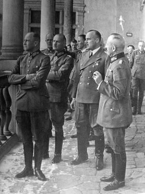 Hans Frank (drugi z prawej) w otoczeniu niemieckich generałów na krużgankach wawelskich.Fot. z książki D. Schenka "Hans Frank. Biografia generalnego gubernatora", WYDAWNICTWO ZNAK.
