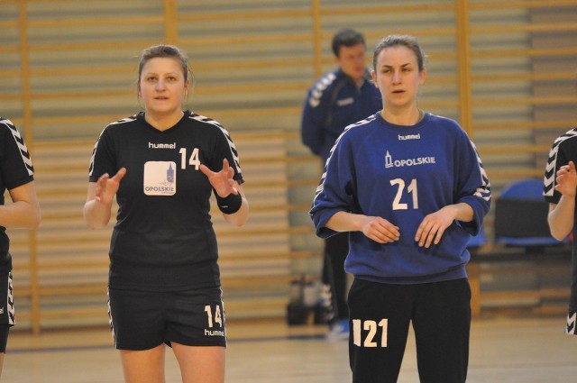 Zawodniczki Otmętu: Katarzyna Pierowska (z lewej) i bramkarka Zuzanna Dorosz.