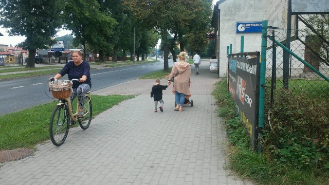 Wielu rowerzystów nie zważa na to, że po drugiej stronie ul. Dąbrowskiego jest ścieżka i jeździ po chodniku