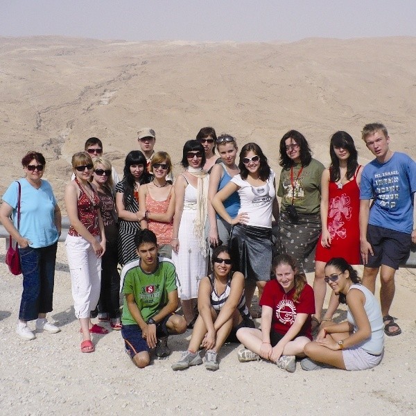 Młodzież z VI LO z kolegami z Izraela na wycieczce na pustynię