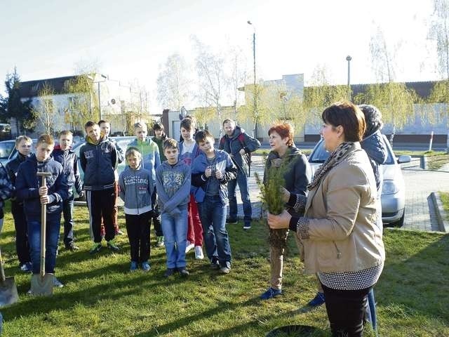 Uczniowie szubińskiej „jedynki” wraz z pomosyłodwaczynią Renatą Buyukbayrak bardzo zaangażowali się w akcję sadzenia drzew